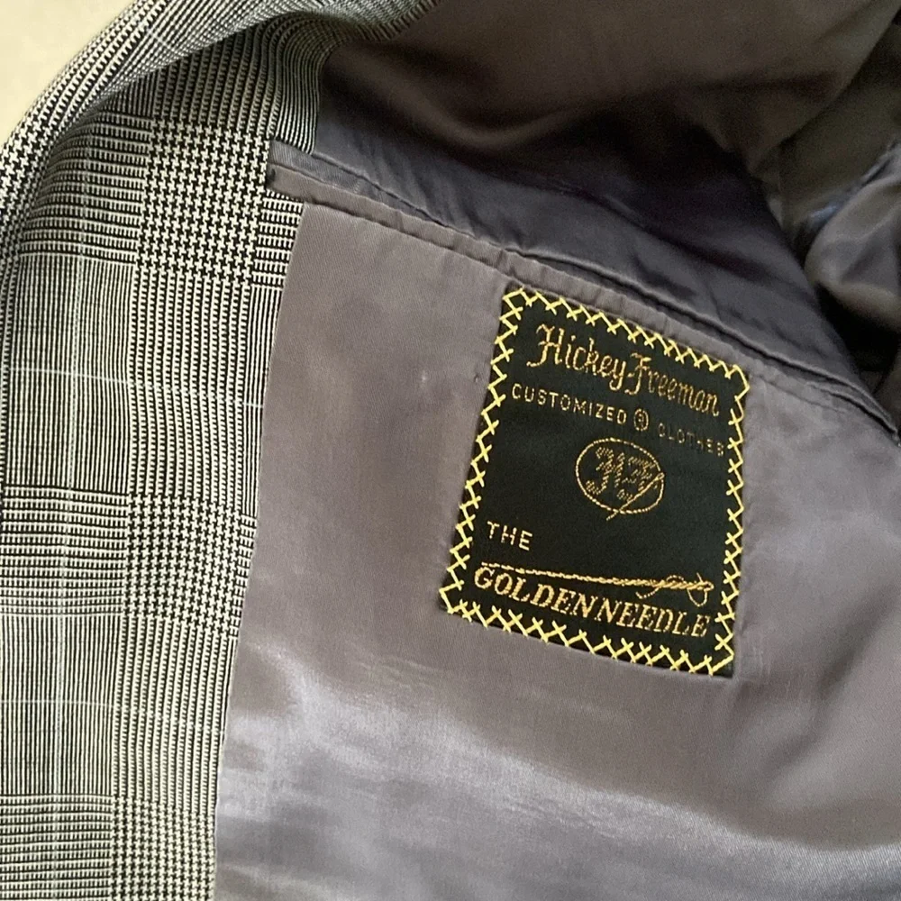 Hickey Freeman Classic two piece suit, 100% Wool like new, pants no pleats 36/30